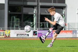 Kind spielt Fussball, Image Kampagne für lokales Unternehmen