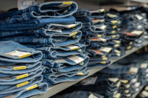 Jeans auf Stapel